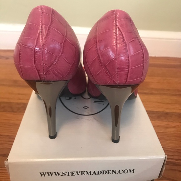 Steve Madden Pink Crocodile Heels - Picture 3 of 3